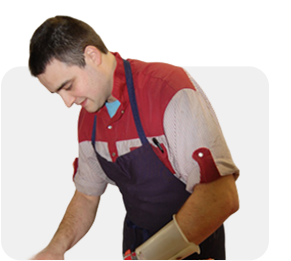 Benoît en train de découper de la viande