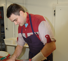 Benoît en train de découper de la viande